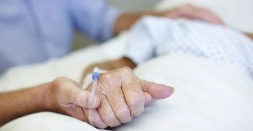 Gece Aniden Rahatsızlanan Yaşlı Hastalar İçin Evde Doktor Hizmeti Ne Kadar Önemlidir?